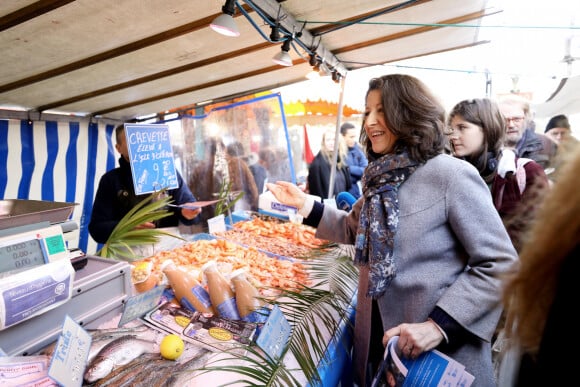 Agnès Buzyn, candidate LREM à la mairie de Paris a sillonné le marché Edgar Quinet à Paris. Le 22 Février 2020 © Dominique Jacovides / Bestimage