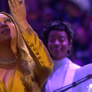 Beyoncé rend hommage à Kobe Bryant au Staples Center de Los Angeles, le 24 février 2020. La chanteuse a interprété "Xo", une des chansons préférées de feu Kobe Bryant. La star de basket est décédée dans un accident d'hélicoptère, le 26 janvier 2020 à Calabasas, aux côtés de sa fille de 13 ans, Gianna, et de sept autres personnes.