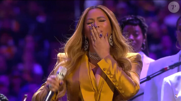 Beyoncé rend hommage à Kobe Bryant au Staples Center de Los Angeles, le 24 février 2020. La chanteuse a interprété "Xo", une des chansons préférées de feu Kobe Bryant. La star de basket est décédée dans un accident d'hélicoptère, le 26 janvier 2020 à Calabasas, aux côtés de sa fille de 13 ans, Gianna, et de sept autres personnes.