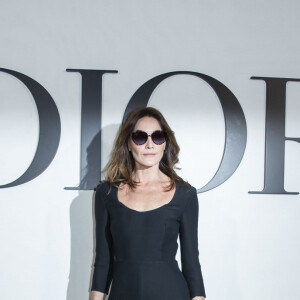 Carla Bruni assiste au défilé Christian Dior, collection prêt-à-porter automne-hiver 2020-2021, au Jardin des Tuileries. Paris, le 25 février 2020. © Olivier Borde / Bestimage