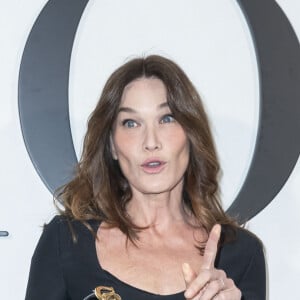 Carla Bruni assiste au défilé Christian Dior, collection prêt-à-porter automne-hiver 2020-2021, au Jardin des Tuileries. Paris, le 25 février 2020. © Olivier Borde / Bestimage