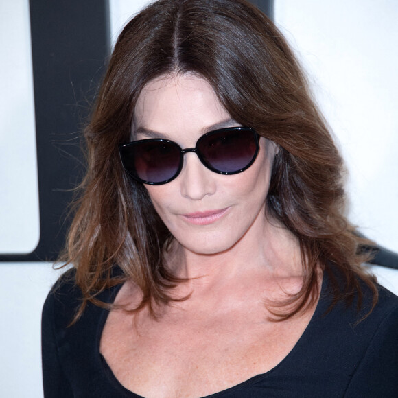 Carla Bruni assiste au défilé Christian Dior, collection prêt-à-porter automne-hiver 2020-2021, au Jardin des Tuileries. Paris, le 25 février 2020.