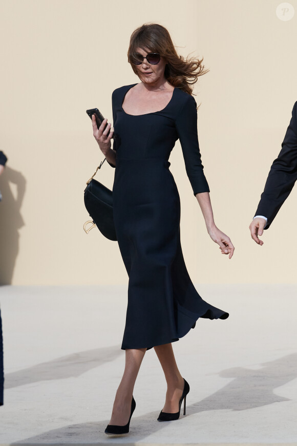 Carla Bruni à l'issue du défilé de mode prêt-à-porter automne-hiver 2020/2021 "Dior" à Paris. Le 25 février 2020.