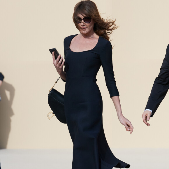 Carla Bruni à l'issue du défilé de mode prêt-à-porter automne-hiver 2020/2021 "Dior" à Paris. Le 25 février 2020.