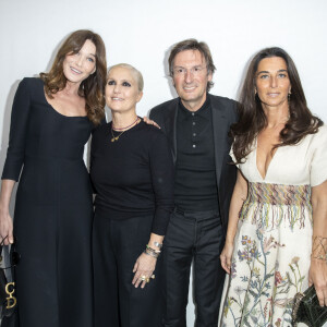 Carla Bruni-Sarkozy, la styliste Maria Grazia Chiuri, Pietro Beccari et sa femme Elisabetta dans les coulisses du défilé de mode prêt-à-porter automne-hiver 2020/2021 "Dior" à Paris. Le 25 février 2020 © Olivier Borde / Bestimage