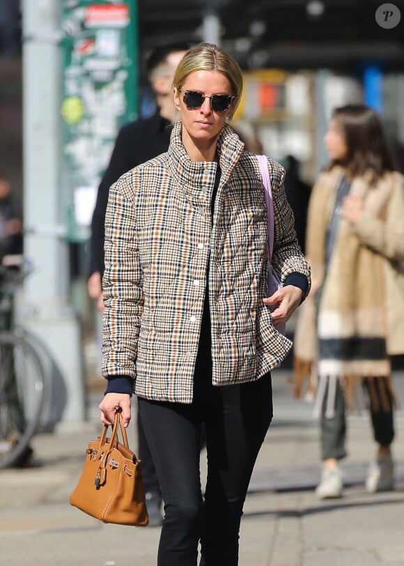 Nicky Hilton se promène dans le West Village avec un look décontracté mais élégant à New York, le 24 février 2020.