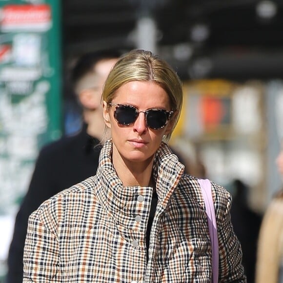 Nicky Hilton se promène dans le West Village avec un look décontracté mais élégant à New York, le 24 février 2020.