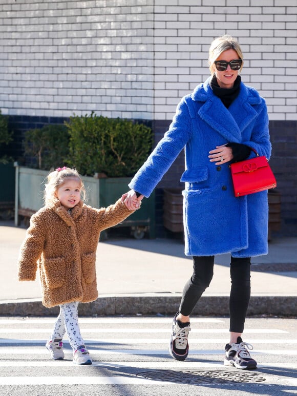 Exclusif - Nicky Hilton, 36 ans, se promène avec sa fille Lily Grace, 3 ans, dans les rues de New York, le 6 janvier 2020.