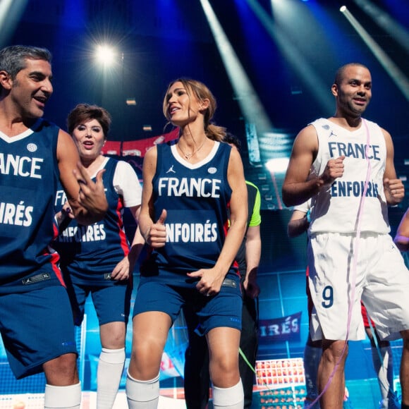 Soprano, Ary Abittan, Liane Foly, Vitaa, Tony Parker, Philippe Lacheau et Elodie Fontan. Photo officielle du concert des Enfoirés 2020 "Le Pari(s) des Enfoirés" à l'AccorHotels Arena à Paris. Il sera diffusé sur TF1 le 6 mars 2020.