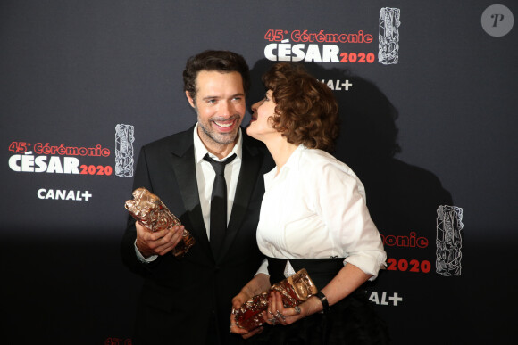 Nicolas Bedos (César du meilleur scénario original pour « La Belle Époque ») et Fanny Ardant (César de la meilleure actrice dans un second rôle pour le rôle de Marianne dans « La Belle Époque ») dans la press room de la 45ème cérémonie des César à la Salle Pleyel à Paris le 28 février 2020. © Dominique Jacovides / Olivier Borde / Bestimage