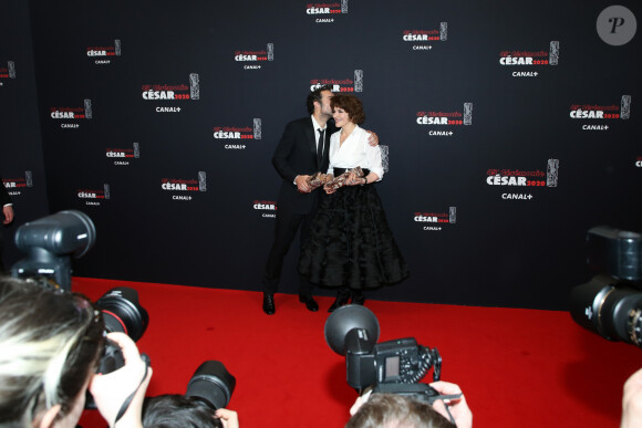 Nicolas Bedos (César du meilleur scénario original pour « La Belle Époque ») et Fanny Ardant (César de la meilleure actrice dans un second rôle pour le rôle de Marianne dans « La Belle Époque ») dans la press room de la 45ème cérémonie des César à la Salle Pleyel à Paris le 28 février 2020. © Dominique Jacovides / Olivier Borde / Bestimage