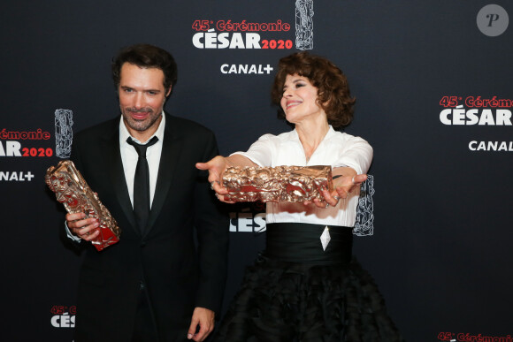 Nicolas Bedos (César du meilleur scénario original pour « La Belle Époque ») et Fanny Ardant (César de la meilleure actrice dans un second rôle pour le rôle de Marianne dans « La Belle Époque ») dans la press room de la 45ème cérémonie des César à la Salle Pleyel à Paris le 28 février 2020. © Dominique Jacovides / Olivier Borde / Bestimage