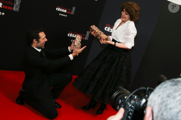 Nicolas Bedos (César du meilleur scénario original pour « La Belle Époque ») et Fanny Ardant (César de la meilleure actrice dans un second rôle pour le rôle de Marianne dans « La Belle Époque ») dans la press room de la 45ème cérémonie des César à la Salle Pleyel à Paris le 28 février 2020. © Dominique Jacovides / Olivier Borde / Bestimage