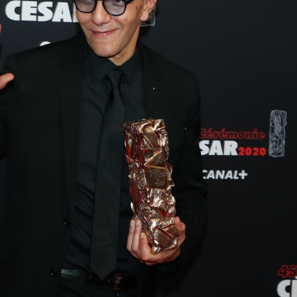 Roschdy Zem (César du meilleur acteur pour le rôle de Yacoub Daoud dans "Roubaix, une lumière") dans la press room de la 45ème cérémonie des César à la Salle Pleyel à Paris le 28 février 2020. © Dominique Jacovides / Olivier Borde / Bestimage