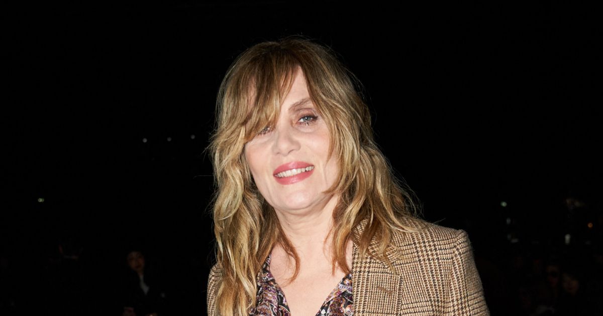 Emmanuelle Seigner Assiste Au Défilé De Mode Celine Collection Prêt à