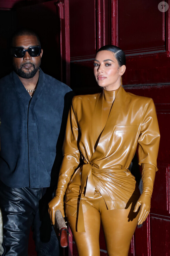 Kanye West et sa femme Kim Kardashian à la sortie du Théâtre des Bouffes du Nord après le "Sunday Service" à Paris, le 1er mars 2020.