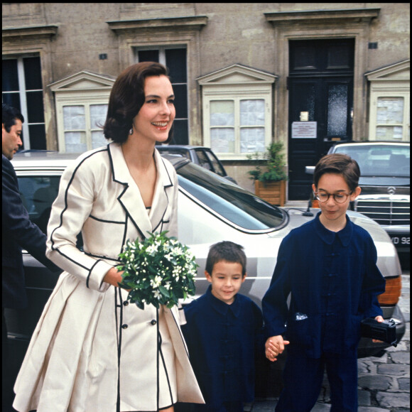 Archives - Carole Bouquet avec ses fils Dimitri et Louis le jour de son mariage avec Jacques Leibowitch. Le 22 juin 1991.