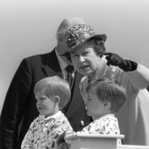 La reine Elizabeth II d'Angleterre avec le prince William et le prince Harry. Le 14 juin 1987