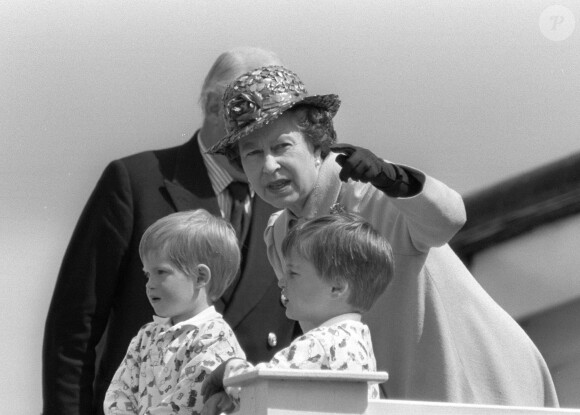 La reine Elizabeth II d'Angleterre avec le prince William et le prince Harry. Le 14 juin 1987