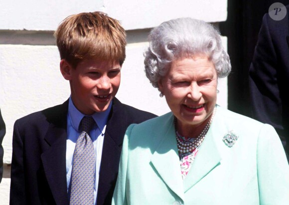 Le prince Harry et sa grand-mère la reine Elizabeth II à Clarence House en 1998.