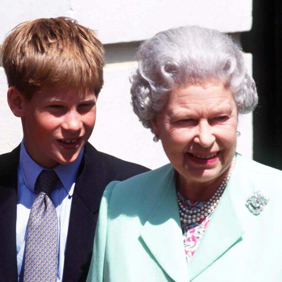 Le prince Harry et sa grand-mère la reine Elizabeth II à Clarence House en 1998.