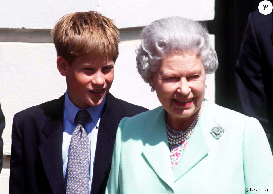 Le prince Harry et sa grand-mère la reine Elizabeth II à Clarence House en 1998.