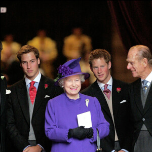 La reine Elizabeth, le prince Philip, le prince William et le prince Harry à Londres en 2004.