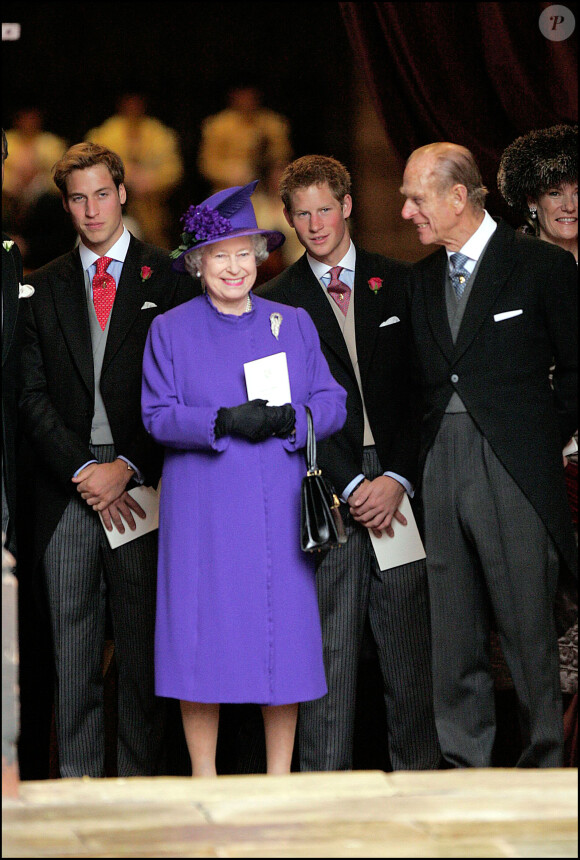 La reine Elizabeth, le prince Philip, le prince William et le prince Harry à Londres en 2004.