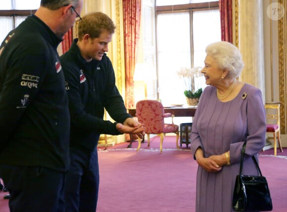 La reine Elisabeth II d'Angleterre et le prince Philip, duc d'Edimbourg, avec le prince Harry, les trois equipes du Royaume-Uni, des Etats-Unis et du Commonwealth, qui participeront au Walking With The Wounded South Pole Allied Challenge, au palais de Buckingham a Londres. Le 13 novembre 2013
