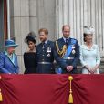 Le prince Charles, la reine Elisabeth II d'Angleterre, Meghan Markle, duchesse de Sussex, le prince Harry, duc de Sussex, le prince William, duc de Cambridge, Kate Middleton, duchesse de Cambridge lors de la parade aérienne de la RAF pour le centième anniversaire au palais de Buckingham à Londres. Le 10 juillet 2018
