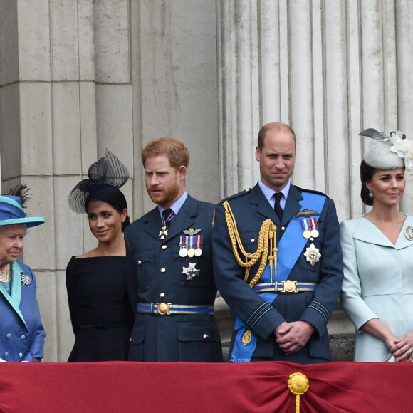 Le prince Charles, la reine Elisabeth II d'Angleterre, Meghan Markle, duchesse de Sussex, le prince Harry, duc de Sussex, le prince William, duc de Cambridge, Kate Middleton, duchesse de Cambridge lors de la parade aérienne de la RAF pour le centième anniversaire au palais de Buckingham à Londres. Le 10 juillet 2018