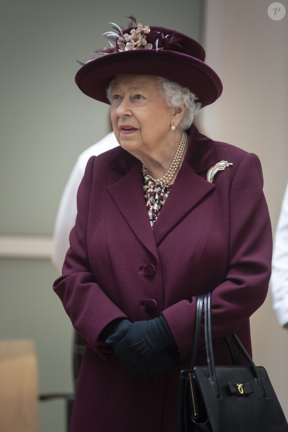 La reine Elizabeth II d'Angleterre en visite dans les locaux du MI5 à la Thames House à Londres. Le 25 février 2020