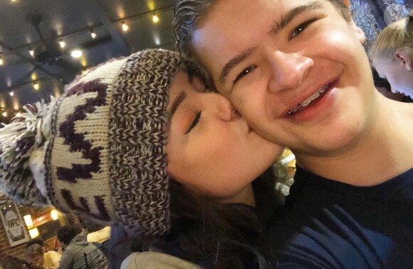 Lizzy Yu, la petite amie de Gaten Matarazzo partage plusieurs photos de sa relation avec l'acteur de "Stranger Things" sur Instagram. Ils ont fêté leur deux ans d'amour le 4 mars 2020.