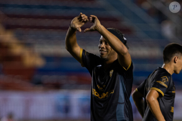 Ronaldhino participe au match caritatif "Game of Legends", au profit de la fondation Yantra au stade olympique Andres Quintana Roo à Cancun, le 12 décembre 2019.