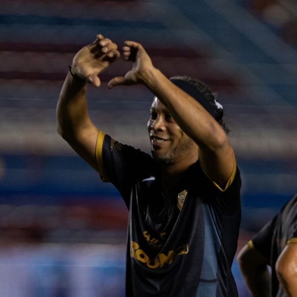 Ronaldhino participe au match caritatif "Game of Legends", au profit de la fondation Yantra au stade olympique Andres Quintana Roo à Cancun, le 12 décembre 2019.
