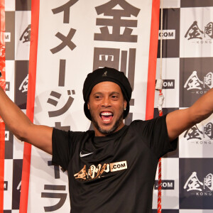 Le footballeur Ronaldinho en promotion pour la marque de complément nutritionnel "Kongokin" à l'hôtel Grand Hyatt à Tokyo, le 28 mars 2018