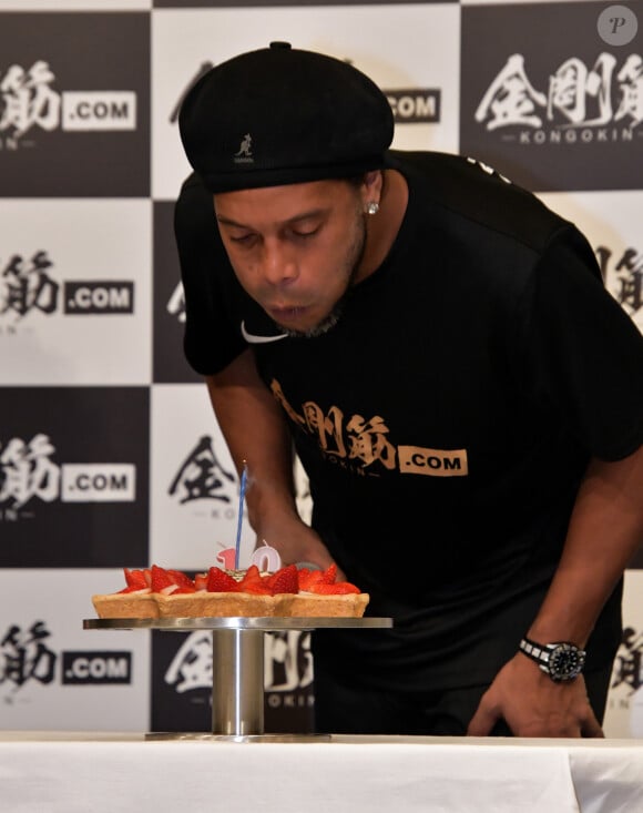 Le footballeur Ronaldinho en promotion pour la marque de complément nutritionnel "Kongokin" à l'hôtel Grand Hyatt à Tokyo, le 28 mars 2018