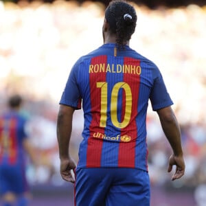 Ronaldinho participe au match de football des légendes avec le FC Barcelone contre Manchester United à Barcelone le 30 juin 2017.