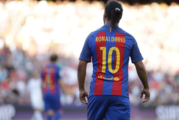 Ronaldinho participe au match de football des légendes avec le FC Barcelone contre Manchester United à Barcelone le 30 juin 2017.