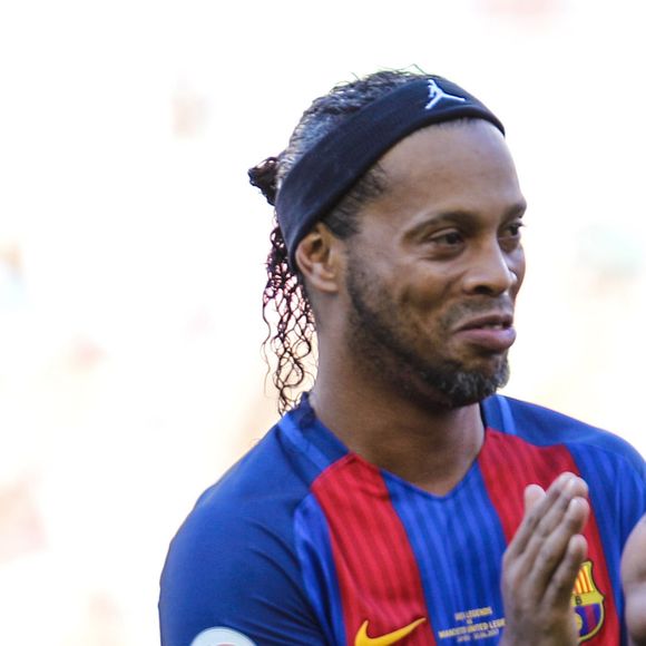 Ronaldinho participe au match de football des légendes avec le FC Barcelone contre Manchester United à Barcelone le 30 juin 2017.