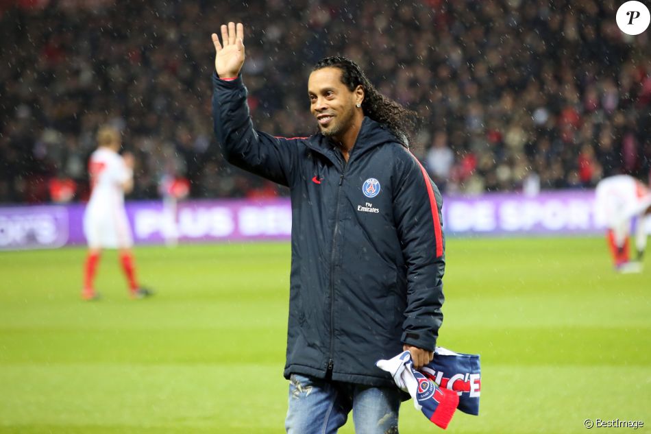 Ronaldinho - People au match de ligue 1 Paris Saint ...