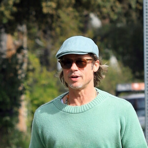Exclusif - Brad Pitt , pull vert et casquette assortie se rend à un meeting à Los Angeles le 21 Février 2020.