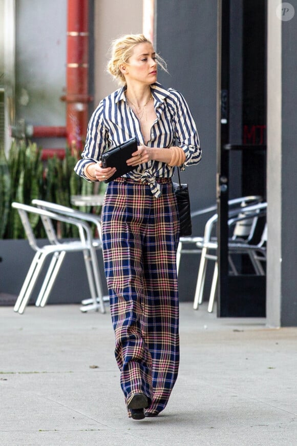 Exclusif - Amber Heard à la sortie d'un rendez-vous d'affaires dans le quartier de Beverly Hills à Los Angeles. Le 4 mars 2020.