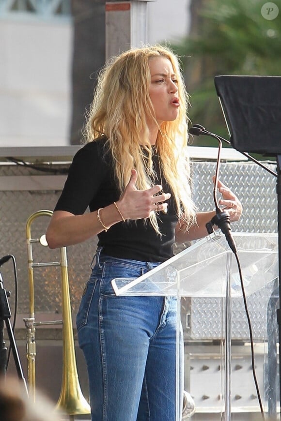 Amber Heard fait un discours lors de la "Women's March" à Los Angeles, le 18 janvier 2020.