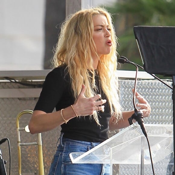 Amber Heard fait un discours lors de la "Women's March" à Los Angeles, le 18 janvier 2020.