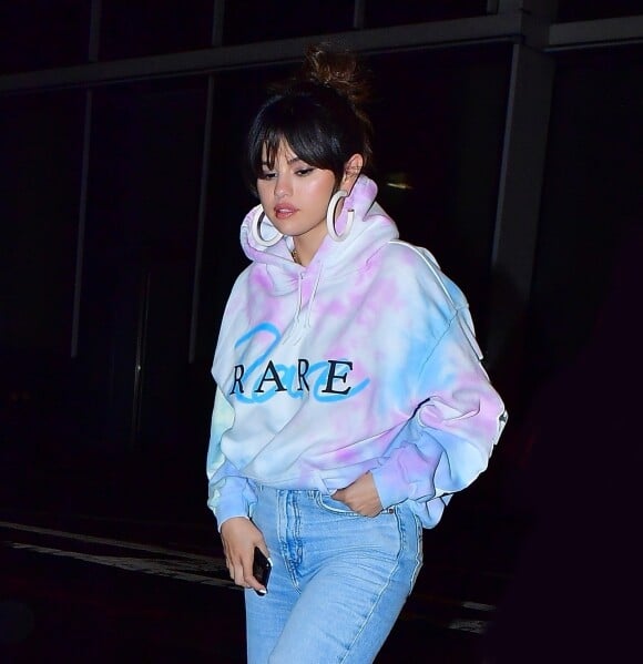 Exclusif - Selena Gomez se rend chez le tatoueur "Bang Bang" à New York, vêtue d'un hoodie portant le nom de son nouvel album, "Rare", le 15 janvier 2020. Après la soirée de lancement de son nouveau disque, la chanteuse, actuellement en pleine promotion, a passé environ une heure dans la boutique du célèbre tatoueur.