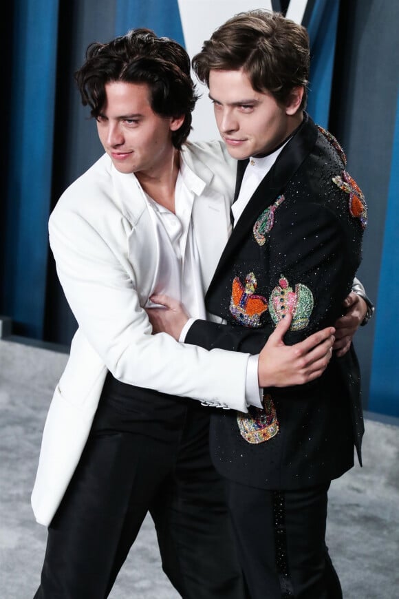 Cole Sprouse et son frère Dylan Sprouse - People à la soirée "Vanity Fair Oscar Party" après la 92ème cérémonie des Oscars 2020 au Wallis Annenberg Center for the Performing Arts à Los Angeles, le 9 février 2020