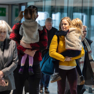 Exclusif - Emily Blunt, son mari John Krasinski et leurs enfants Hazel et Violet arrivent en famille à l'aéropot d'Heathrow à Londres le 30 décembre 2019.