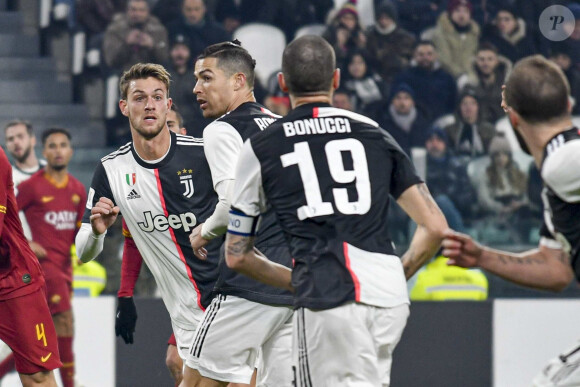 La Juventus Turin a annoncé que son défenseur, Daniele Rugani, avait été testé positif au coronavirus Juventus le 11 mars 2020.