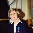 Suzy Delair reçoit les insignes de chevalier de l'ordre national de la Légion d'honneur à Paris en 2000.